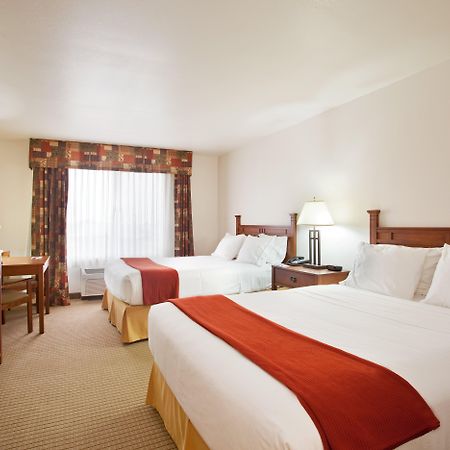 Holiday Inn Express Hotel & Suites Mattoon By Ihg Room photo